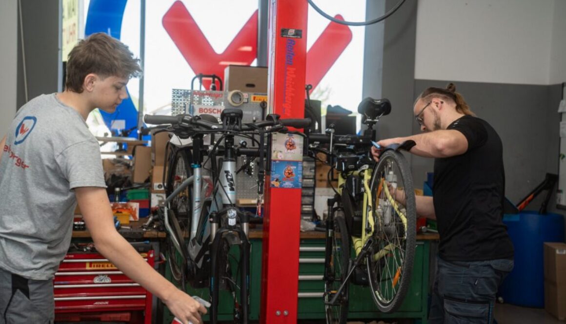 Zwei Techniker beim Fahrradservice in der Werkstätte von Weichberger in Mauer bei Amstetten
