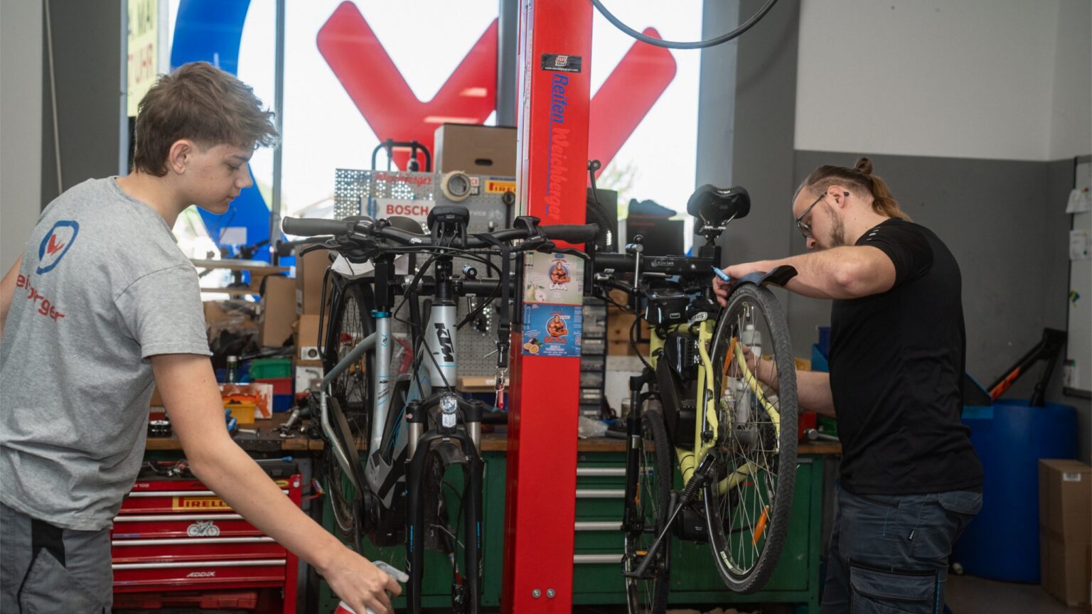 Zwei Techniker beim Fahrradservice in der Werkstätte von Weichberger in Mauer bei Amstetten