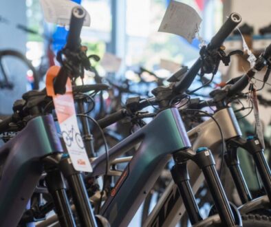 Mehrere E-Bikes nebeneinander im Schauraum von Weichberger